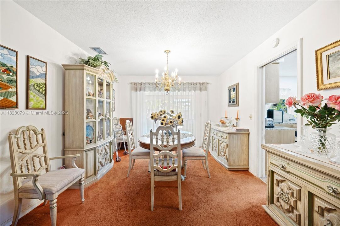 Vendido Recientemente: $579,999 (4 camas, 2 baños, 2005 Pies cuadrados)