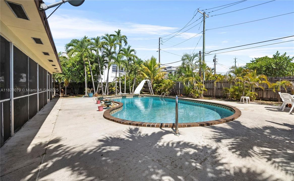 Vendido Recientemente: $579,999 (4 camas, 2 baños, 2005 Pies cuadrados)