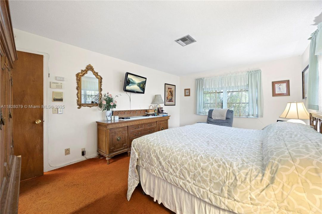 Vendido Recientemente: $579,999 (4 camas, 2 baños, 2005 Pies cuadrados)