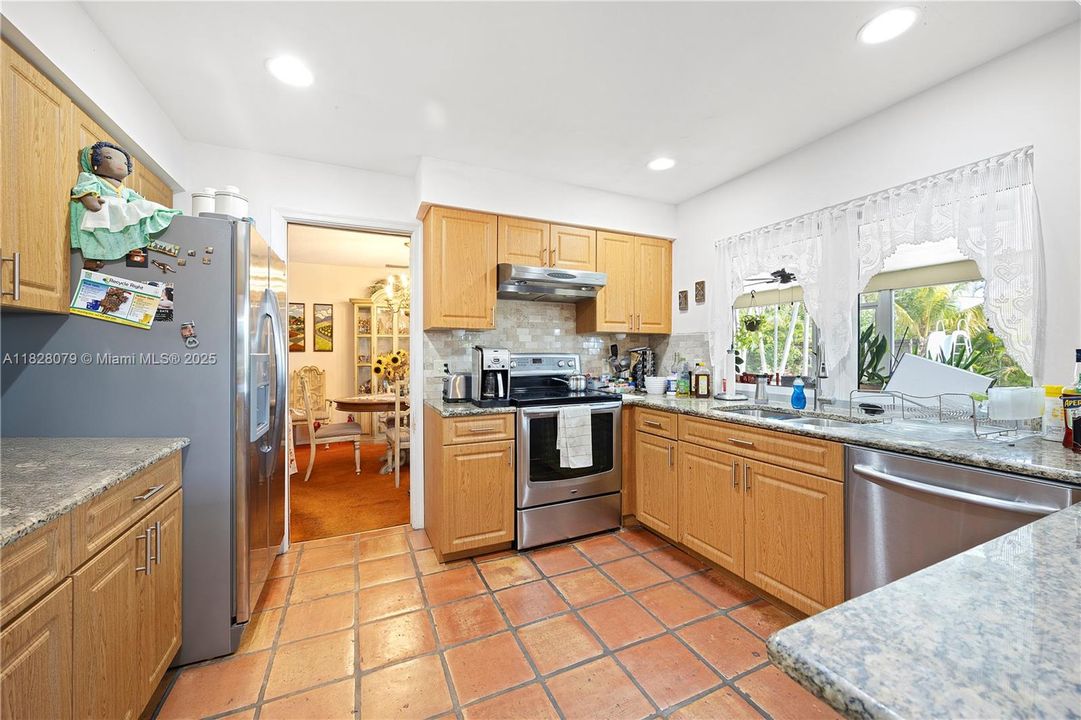 Vendido Recientemente: $579,999 (4 camas, 2 baños, 2005 Pies cuadrados)