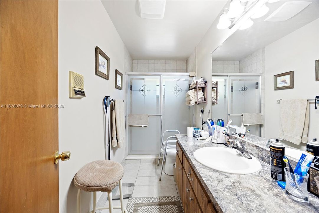 Vendido Recientemente: $579,999 (4 camas, 2 baños, 2005 Pies cuadrados)