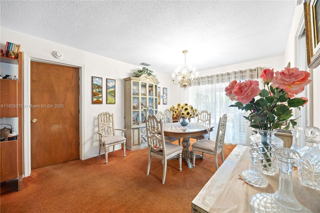 Vendido Recientemente: $579,999 (4 camas, 2 baños, 2005 Pies cuadrados)