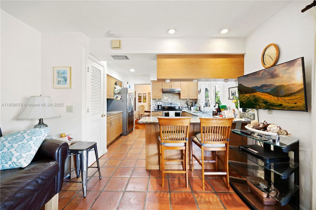 Vendido Recientemente: $579,999 (4 camas, 2 baños, 2005 Pies cuadrados)