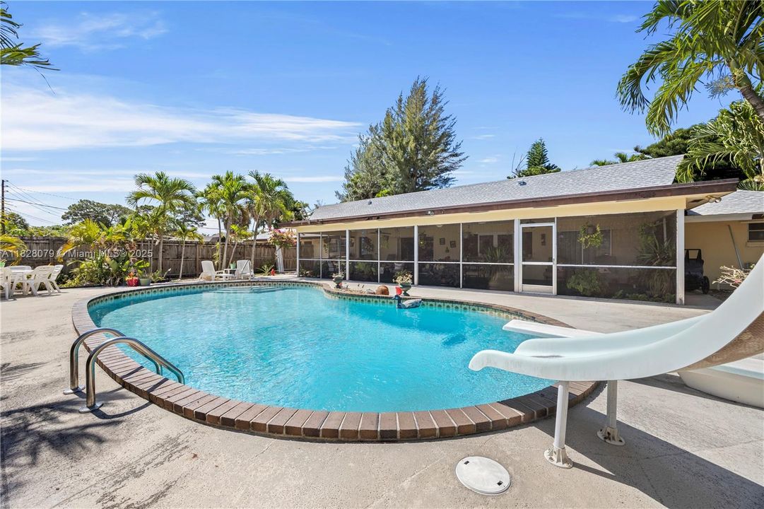 Vendido Recientemente: $579,999 (4 camas, 2 baños, 2005 Pies cuadrados)