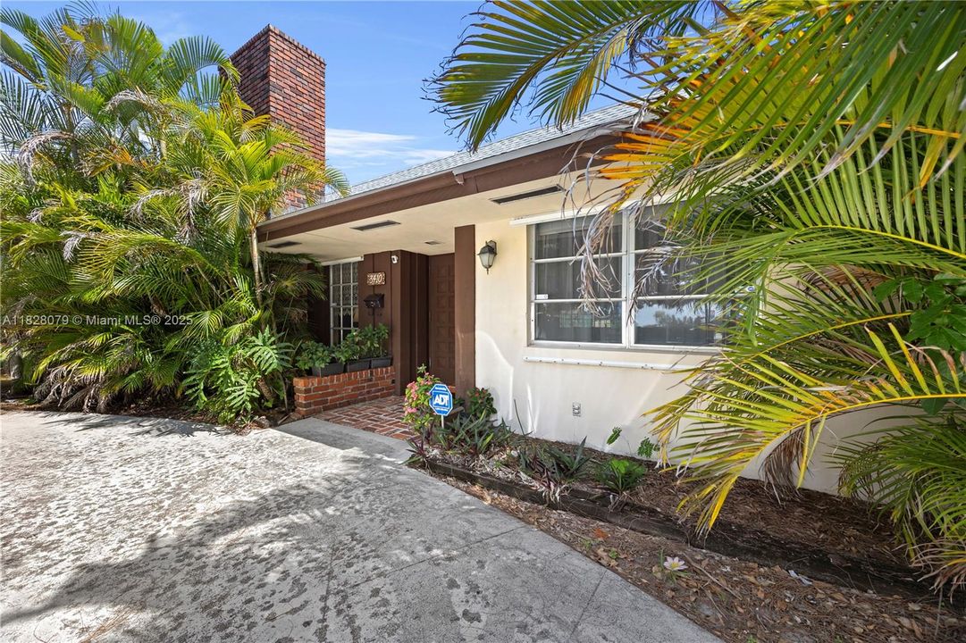 Vendido Recientemente: $579,999 (4 camas, 2 baños, 2005 Pies cuadrados)