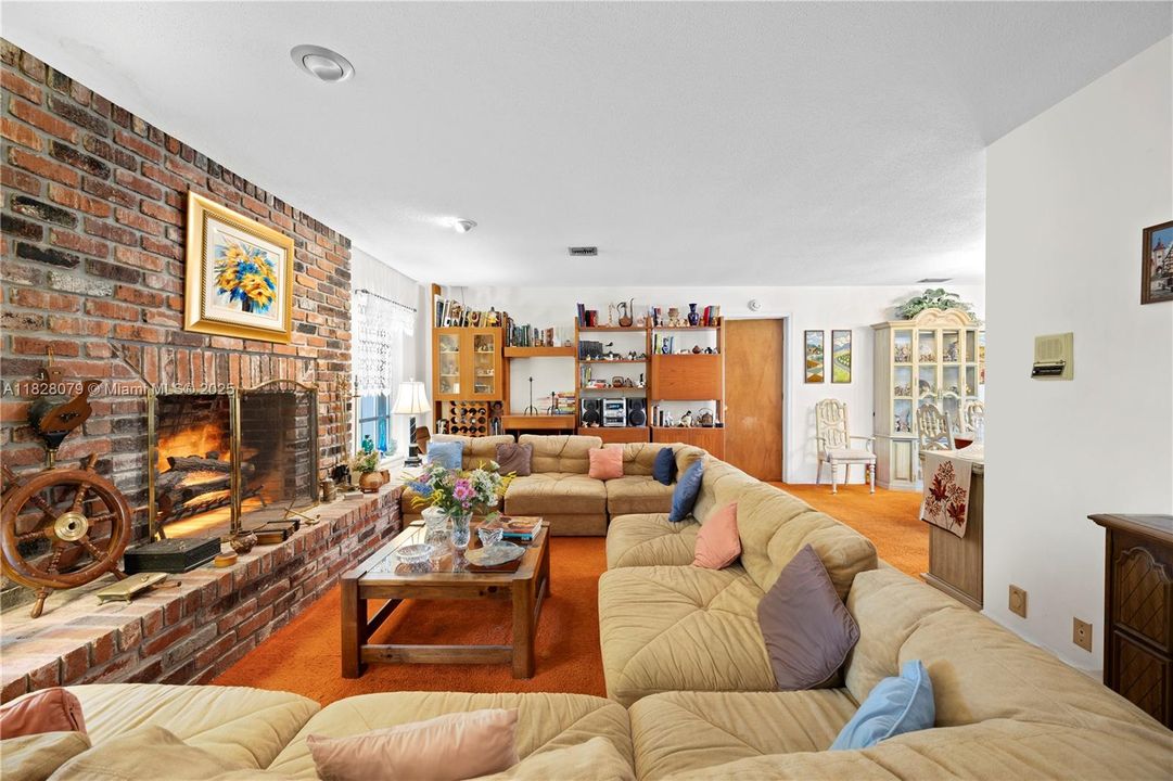 Vendido Recientemente: $579,999 (4 camas, 2 baños, 2005 Pies cuadrados)