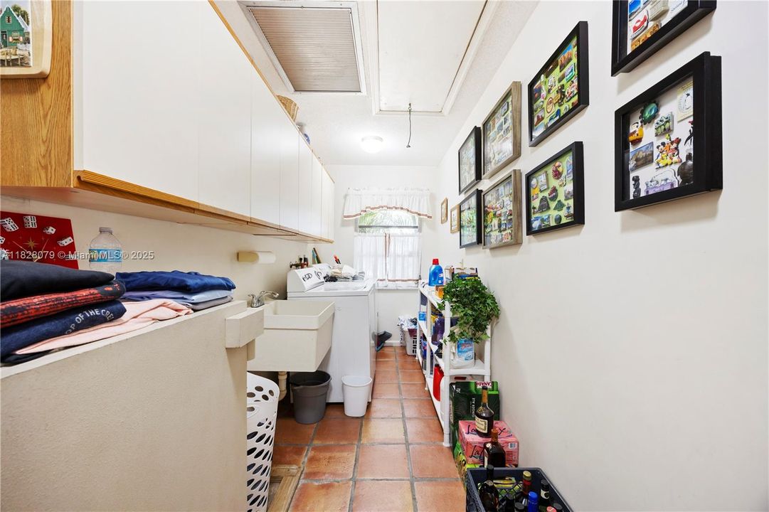 Vendido Recientemente: $579,999 (4 camas, 2 baños, 2005 Pies cuadrados)