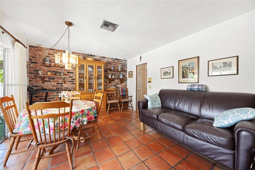 Vendido Recientemente: $579,999 (4 camas, 2 baños, 2005 Pies cuadrados)