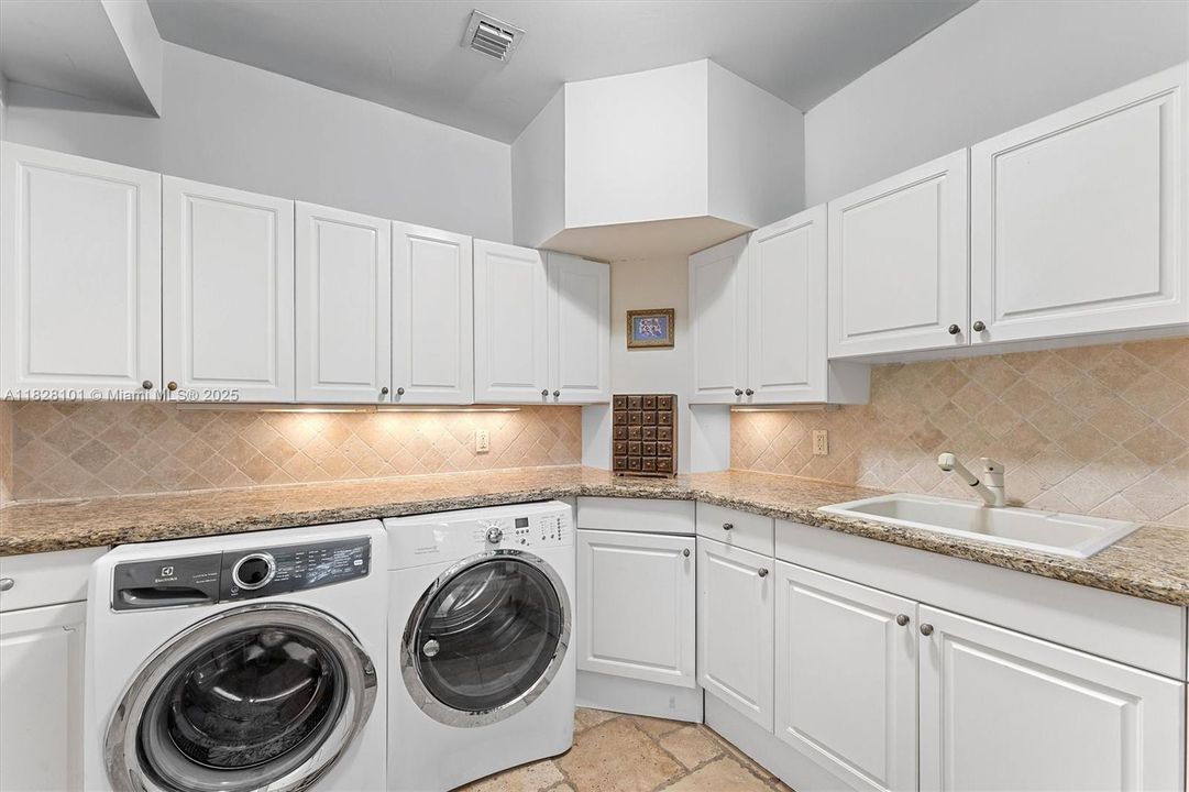 Недавно продано: $2,699,999 (6 спален, 5 ванн, 5678 Квадратных фут)