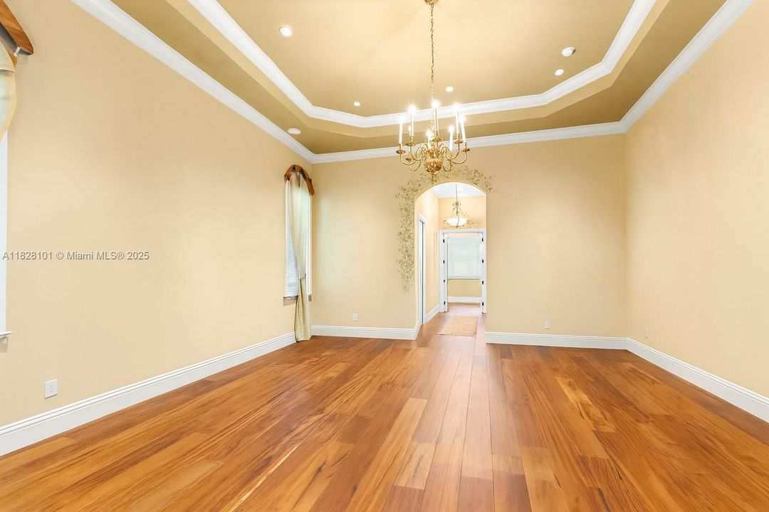 Недавно продано: $2,699,999 (6 спален, 5 ванн, 5678 Квадратных фут)