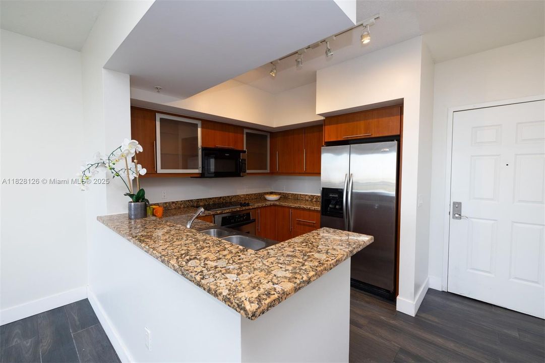 For Sale: $539,000 (2 beds, 2 baths, 1096 Square Feet)