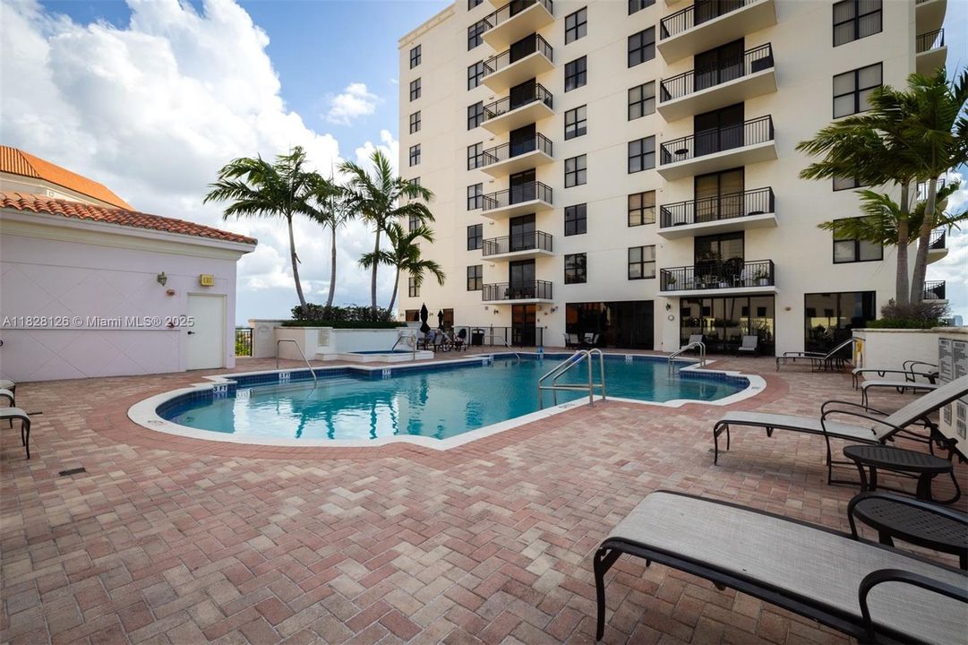 For Sale: $539,000 (2 beds, 2 baths, 1096 Square Feet)