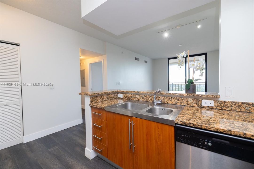 For Sale: $539,000 (2 beds, 2 baths, 1096 Square Feet)