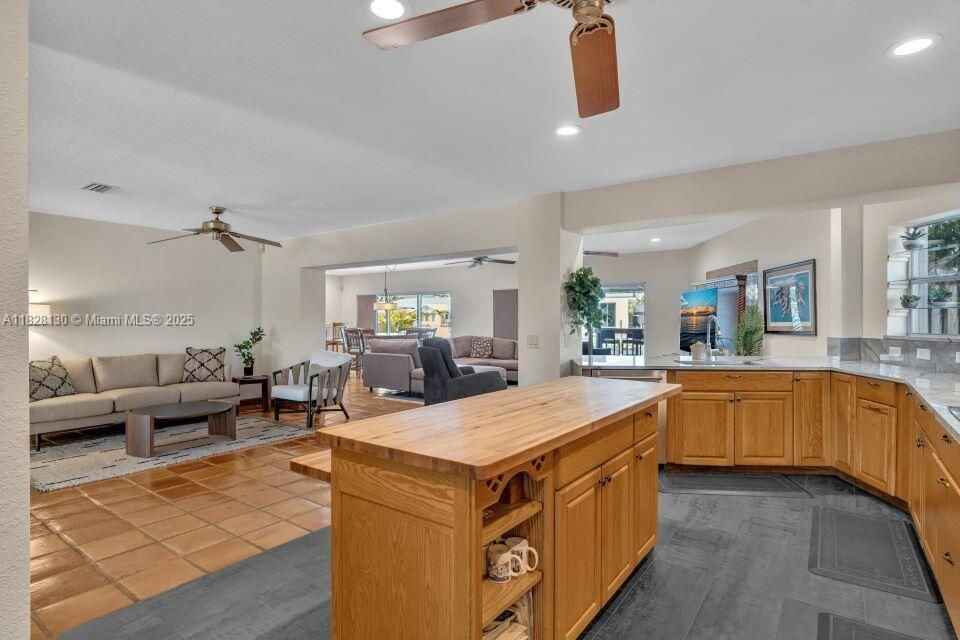 На продажу: $2,500,000 (3 спален, 3 ванн, 2824 Квадратных фут)