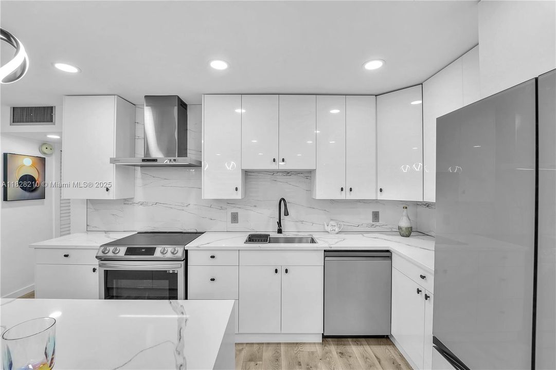 Active With Contract: $149,000 (1 beds, 1 baths, 798 Square Feet)