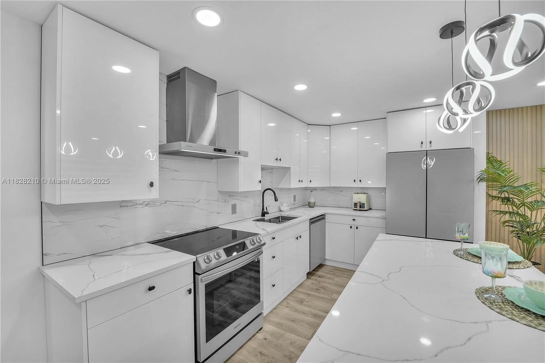 Active With Contract: $149,000 (1 beds, 1 baths, 798 Square Feet)