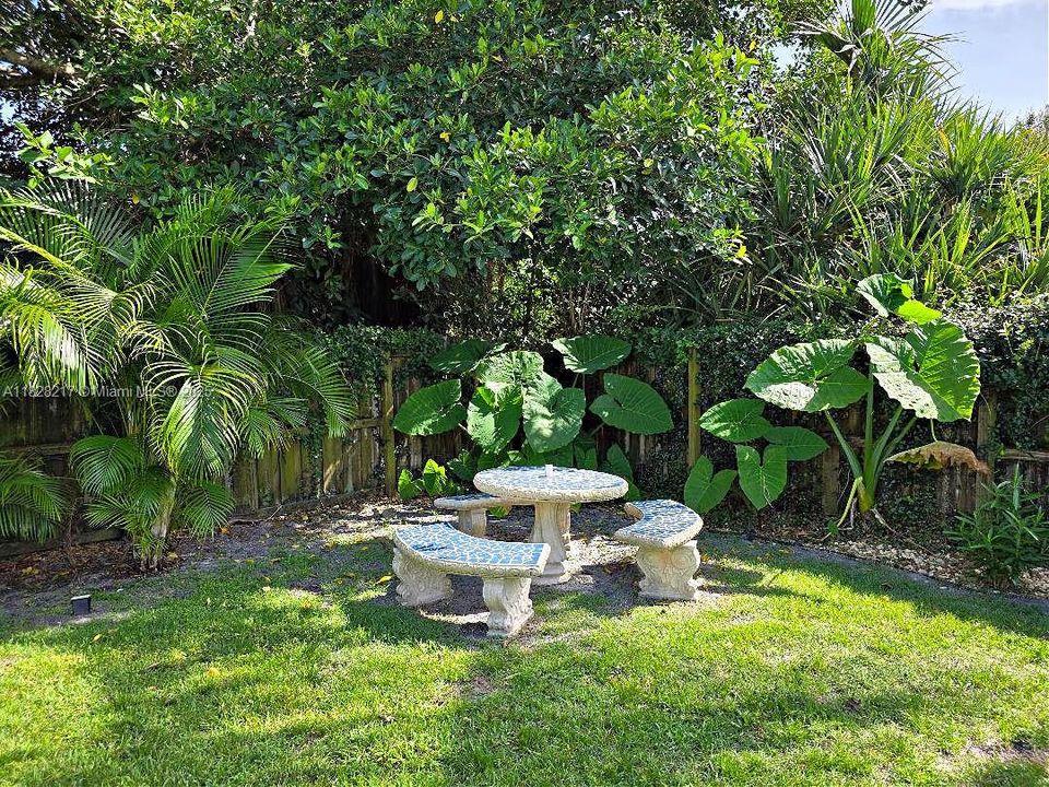 最近售出: $689,000 (4 贝兹, 2 浴室, 1698 平方英尺)