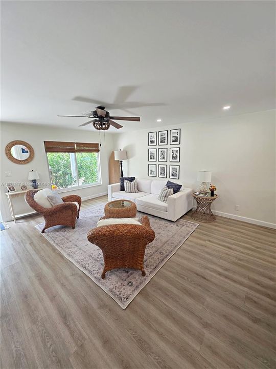 最近售出: $689,000 (4 贝兹, 2 浴室, 1698 平方英尺)