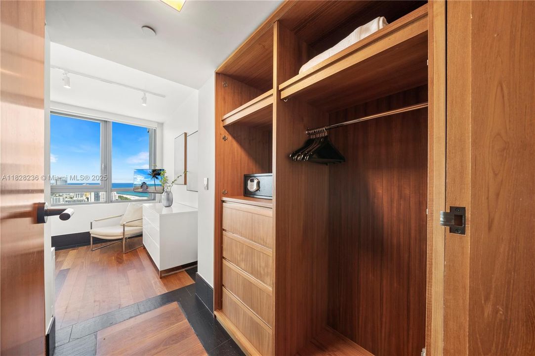 For Sale: $6,700,000 (3 beds, 3 baths, 1588 Square Feet)