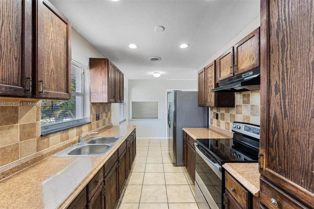 На продажу: $416,000 (3 спален, 2 ванн, 1423 Квадратных фут)