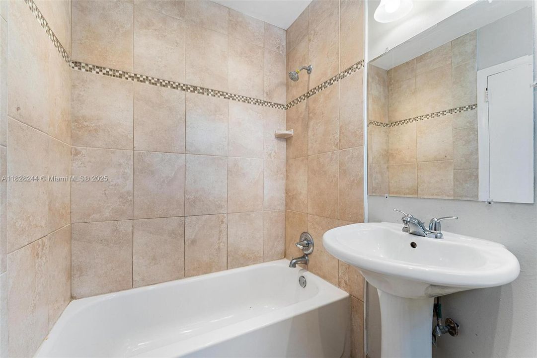 На продажу: $416,000 (3 спален, 2 ванн, 1423 Квадратных фут)