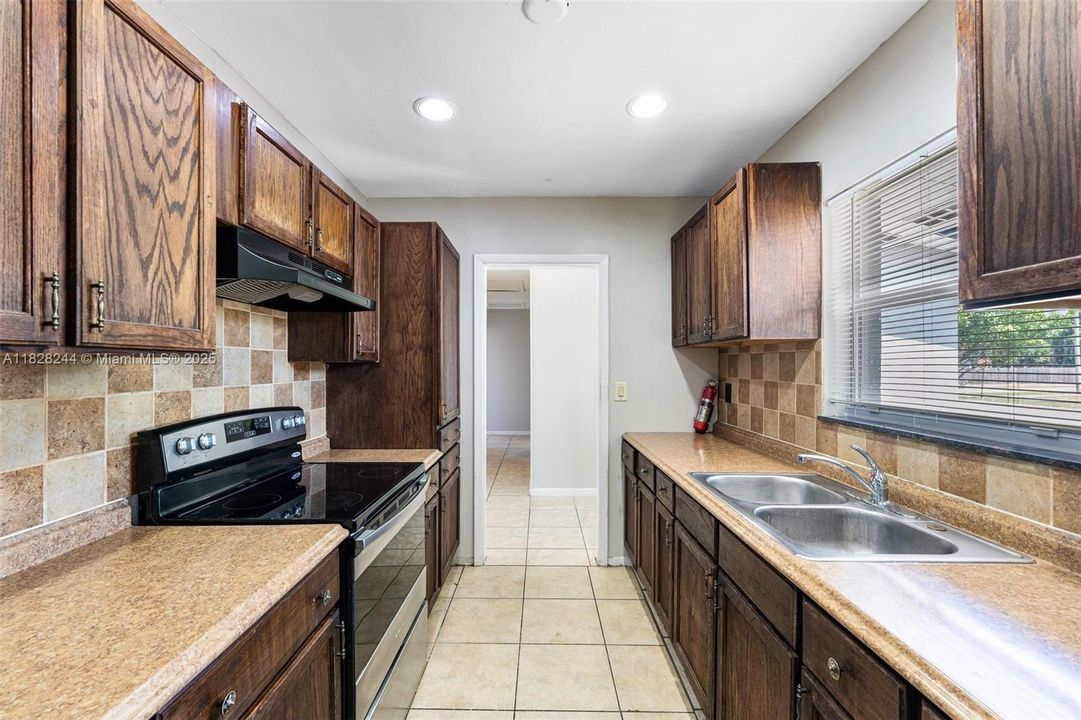 На продажу: $416,000 (3 спален, 2 ванн, 1423 Квадратных фут)