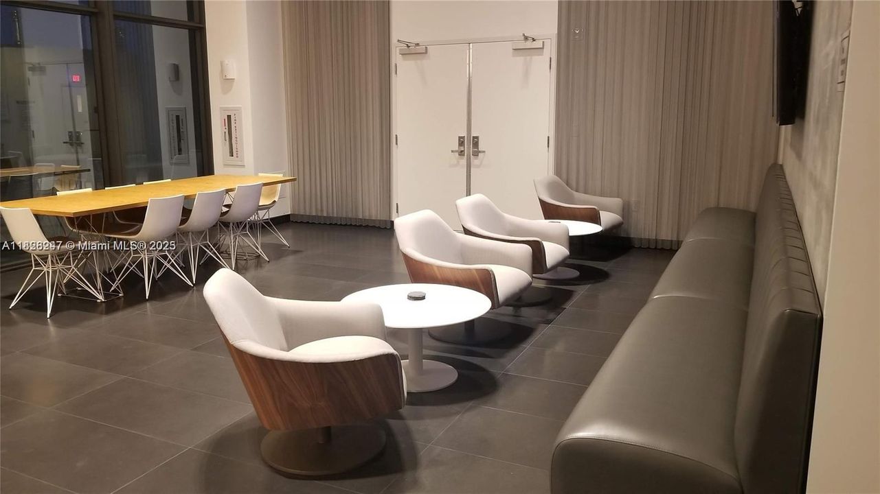 For Sale: $540,000 (2 beds, 2 baths, 1055 Square Feet)