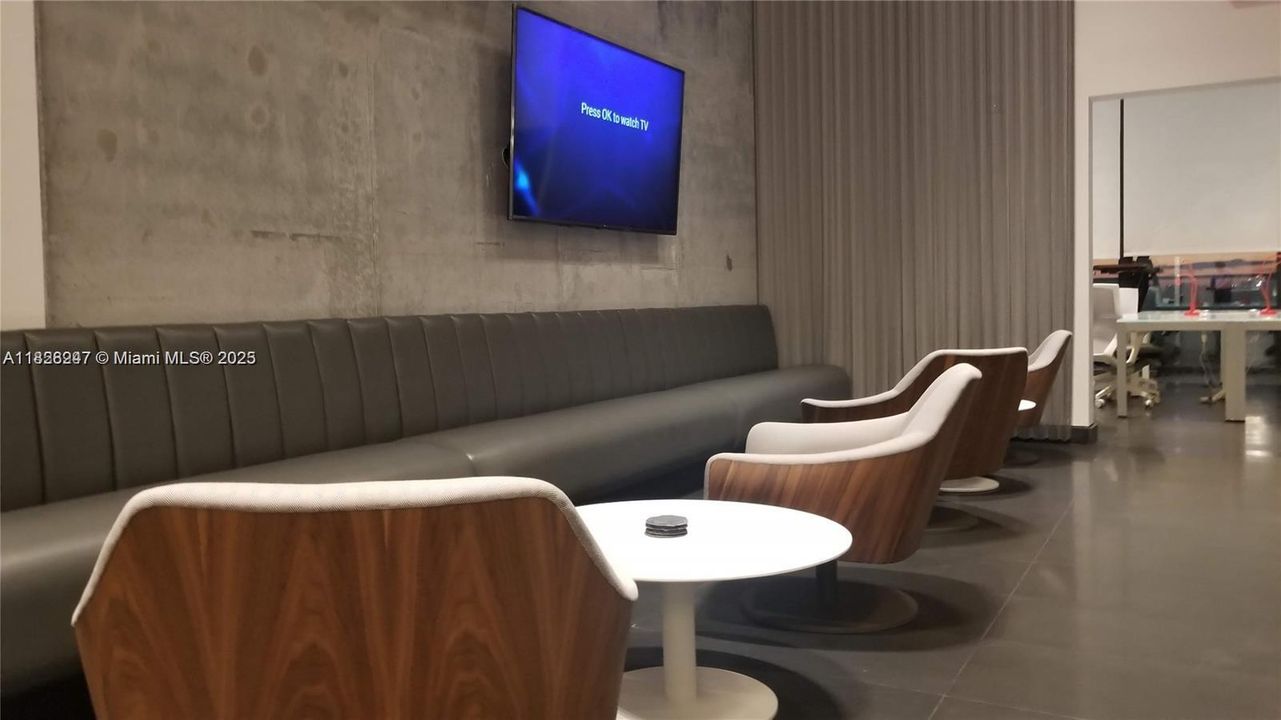 For Sale: $540,000 (2 beds, 2 baths, 1055 Square Feet)