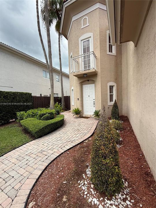 Под контрактом: $1,225,000 (5 спален, 3 ванн, 3548 Квадратных фут)