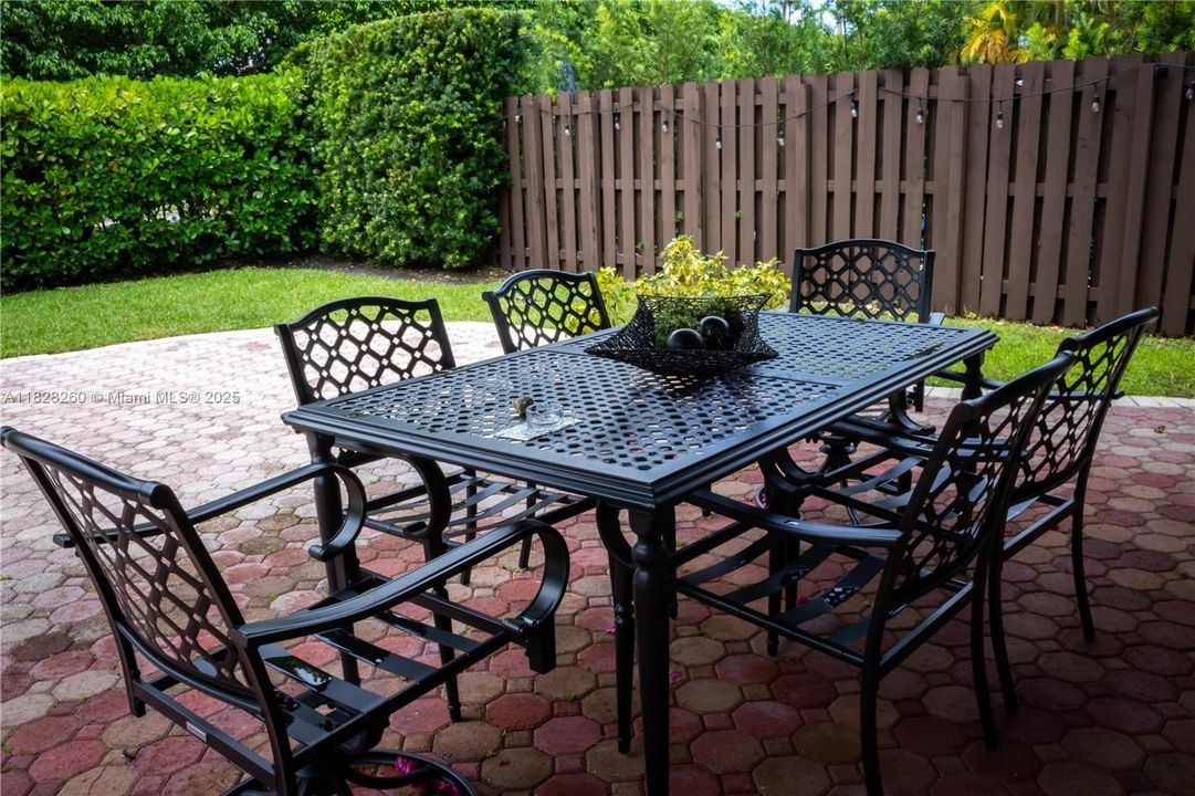 Под контрактом: $1,225,000 (5 спален, 3 ванн, 3548 Квадратных фут)