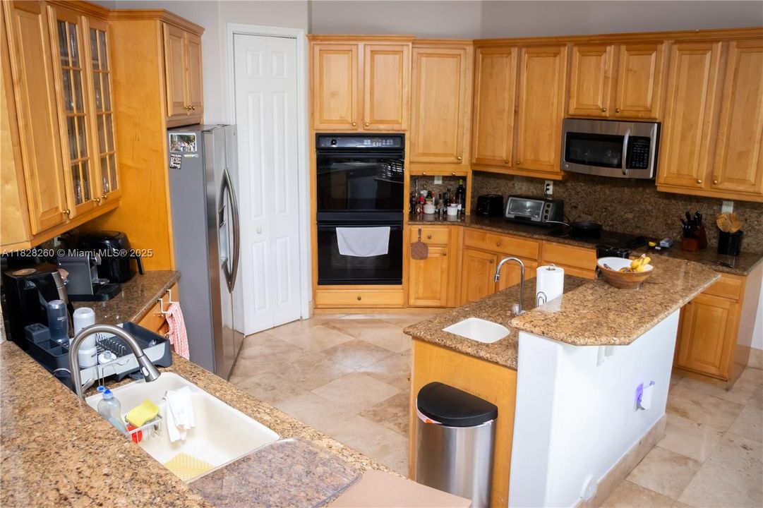 Под контрактом: $1,225,000 (5 спален, 3 ванн, 3548 Квадратных фут)