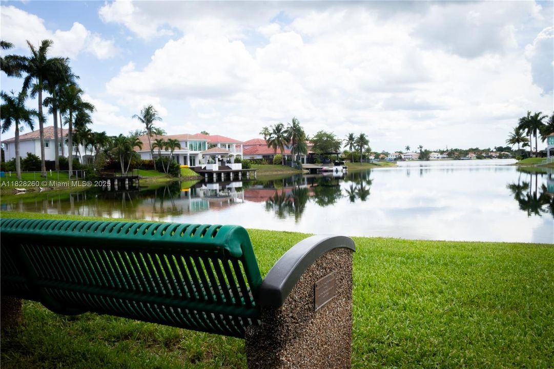 Под контрактом: $1,225,000 (5 спален, 3 ванн, 3548 Квадратных фут)