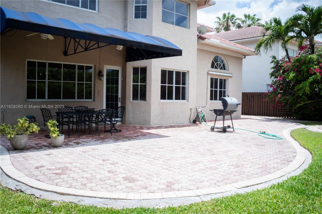 Под контрактом: $1,225,000 (5 спален, 3 ванн, 3548 Квадратных фут)