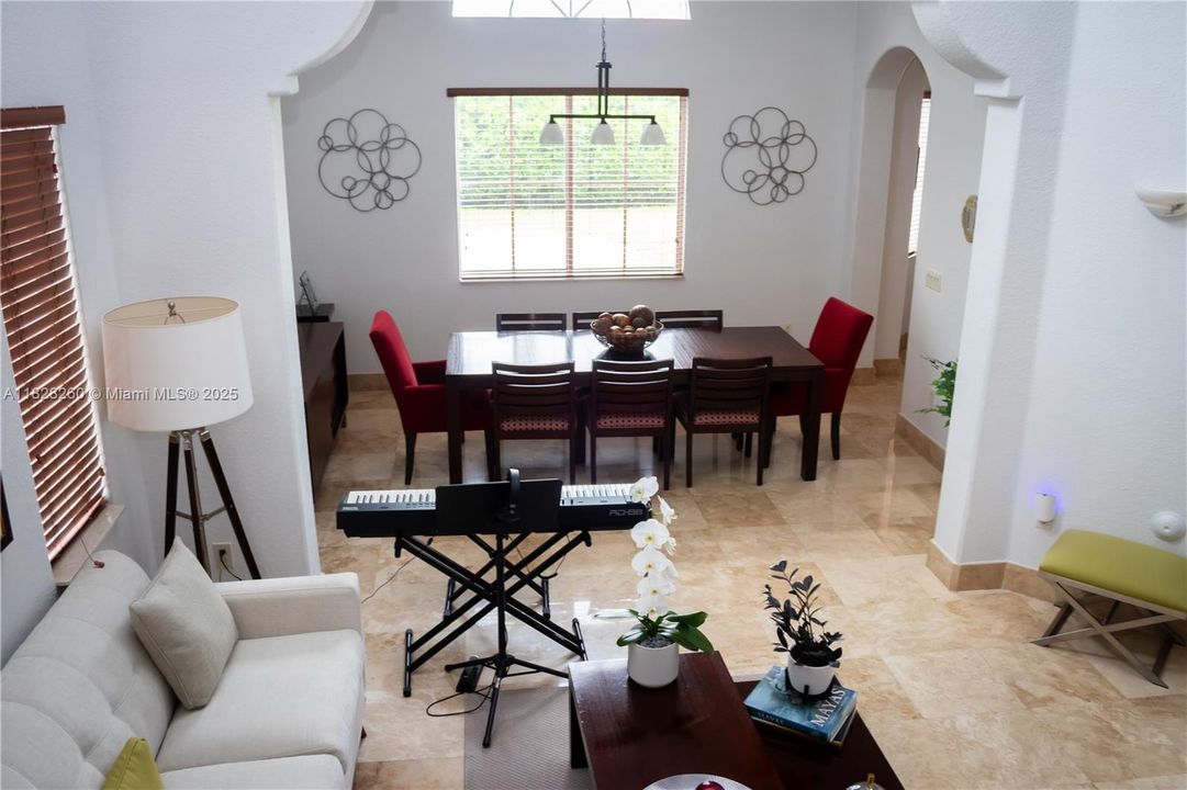 Под контрактом: $1,225,000 (5 спален, 3 ванн, 3548 Квадратных фут)