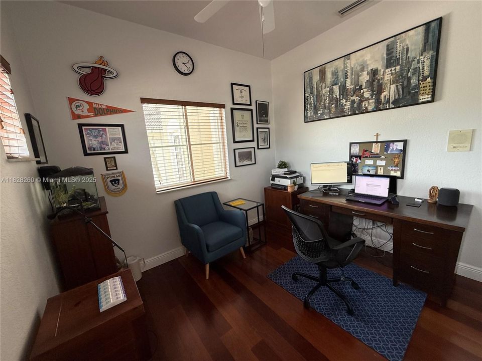 Под контрактом: $1,225,000 (5 спален, 3 ванн, 3548 Квадратных фут)