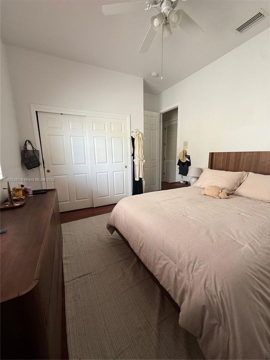 Под контрактом: $1,225,000 (5 спален, 3 ванн, 3548 Квадратных фут)