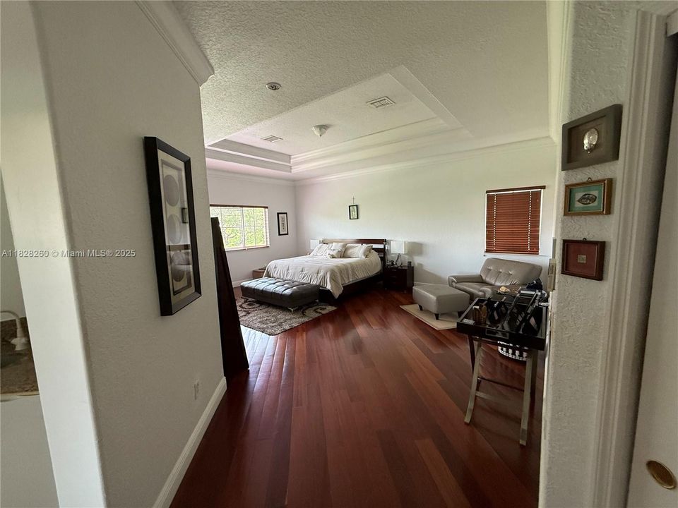 Под контрактом: $1,225,000 (5 спален, 3 ванн, 3548 Квадратных фут)