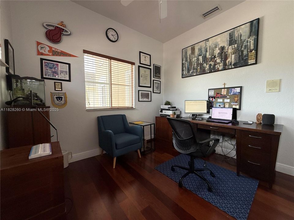 Под контрактом: $1,225,000 (5 спален, 3 ванн, 3548 Квадратных фут)