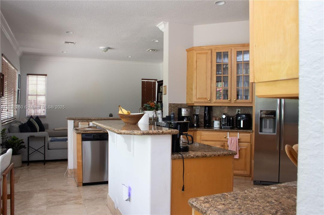 Под контрактом: $1,225,000 (5 спален, 3 ванн, 3548 Квадратных фут)