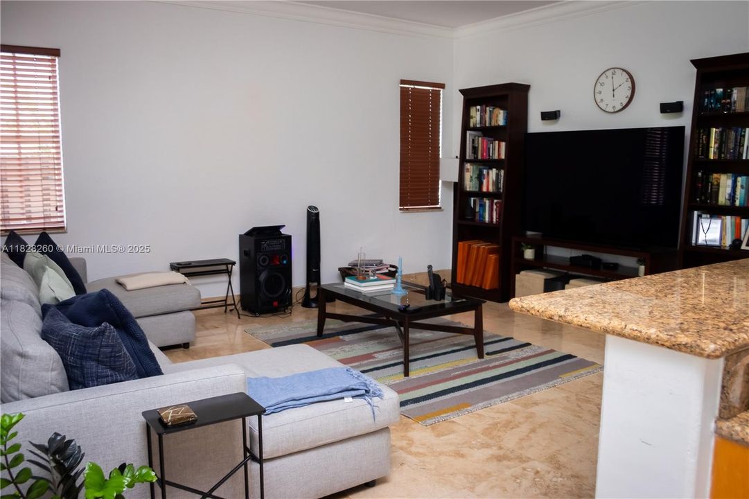 Под контрактом: $1,225,000 (5 спален, 3 ванн, 3548 Квадратных фут)