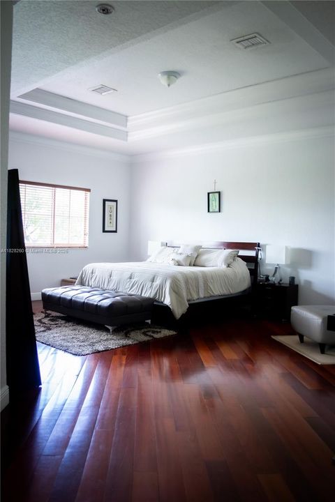 Под контрактом: $1,225,000 (5 спален, 3 ванн, 3548 Квадратных фут)