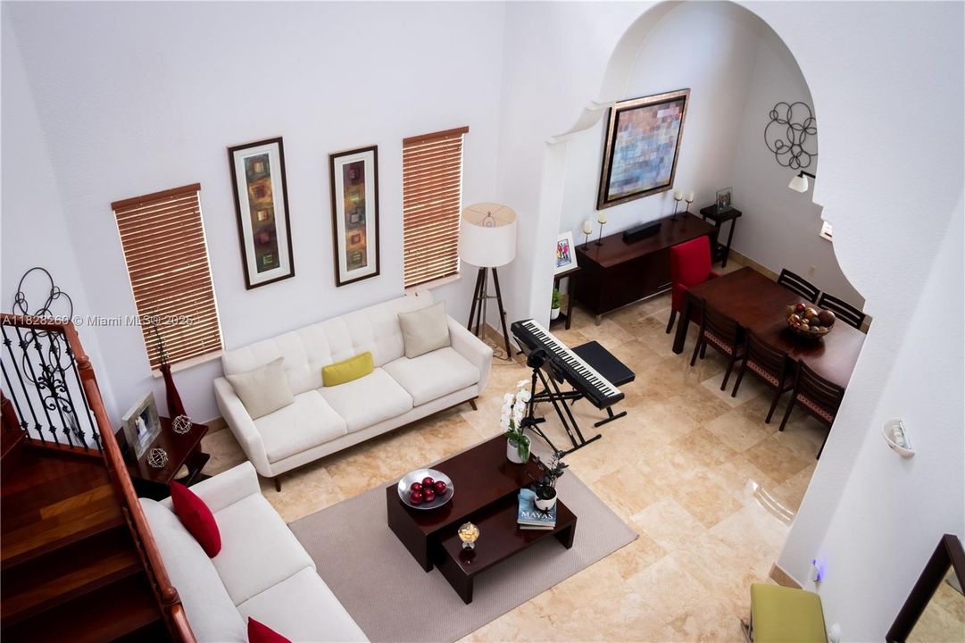 Под контрактом: $1,225,000 (5 спален, 3 ванн, 3548 Квадратных фут)