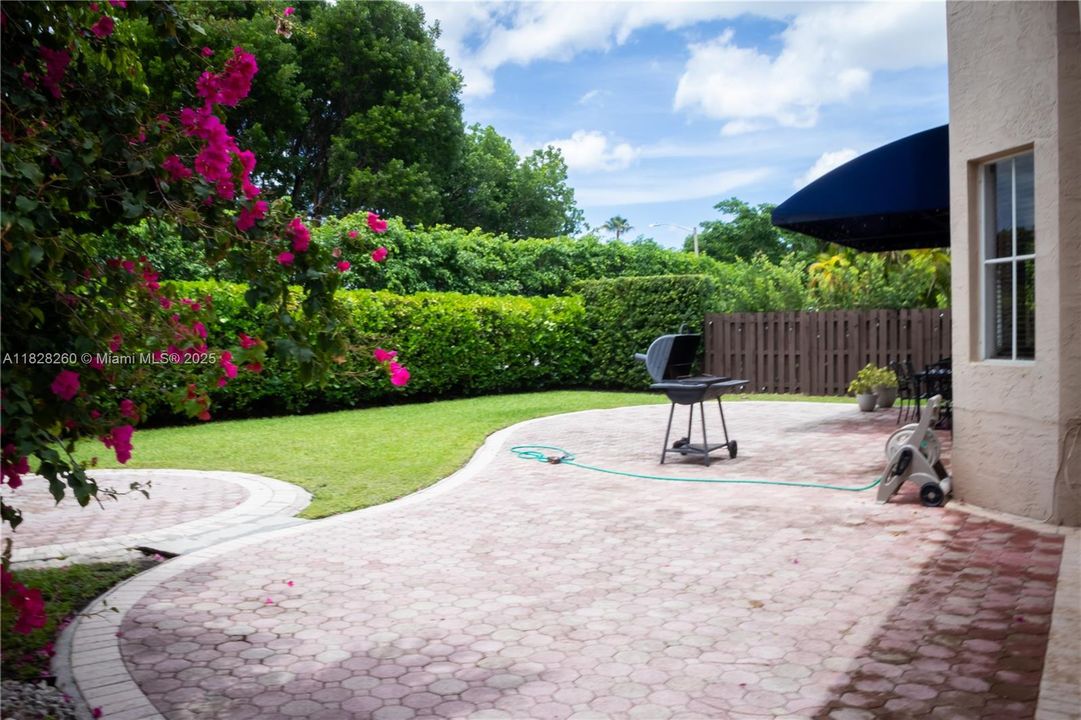 Под контрактом: $1,225,000 (5 спален, 3 ванн, 3548 Квадратных фут)