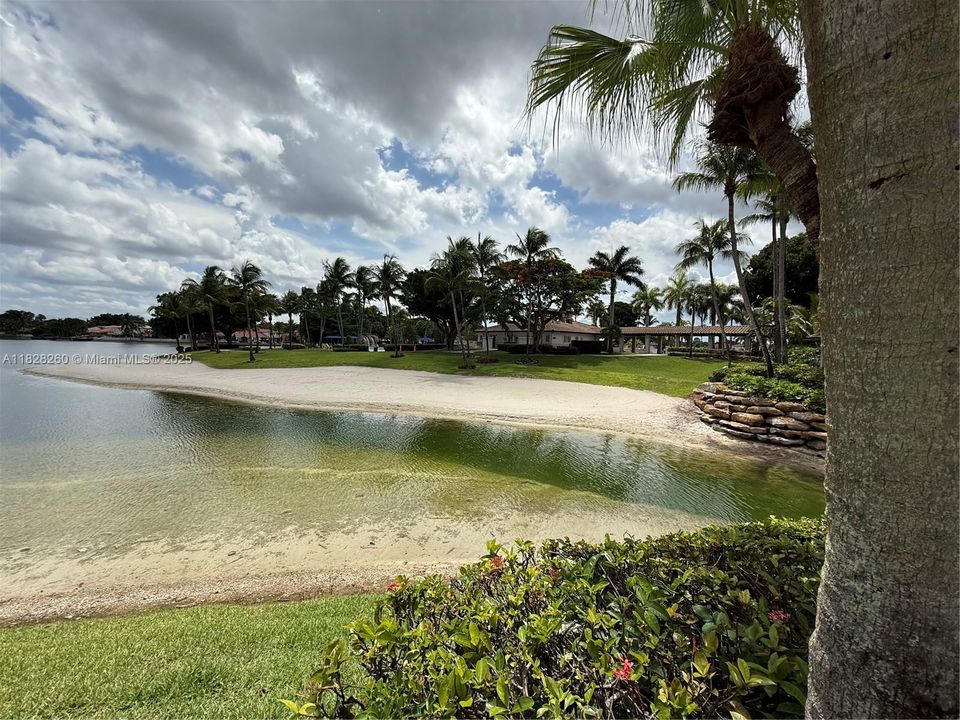 Под контрактом: $1,225,000 (5 спален, 3 ванн, 3548 Квадратных фут)