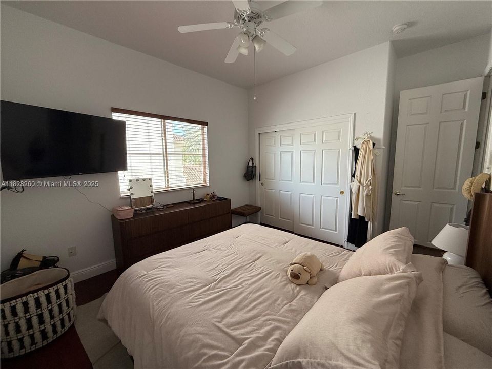 Под контрактом: $1,225,000 (5 спален, 3 ванн, 3548 Квадратных фут)