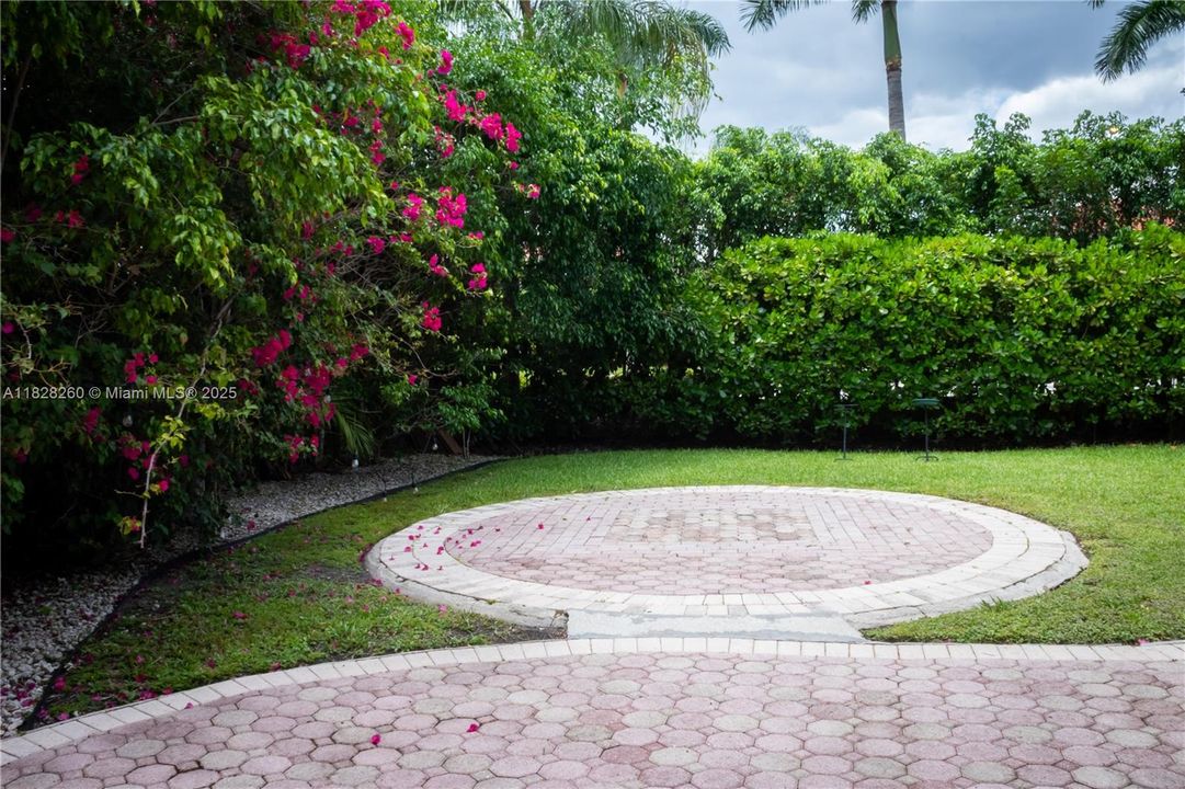 Под контрактом: $1,225,000 (5 спален, 3 ванн, 3548 Квадратных фут)