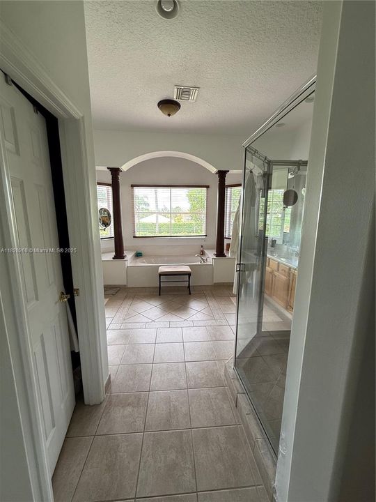 Под контрактом: $1,225,000 (5 спален, 3 ванн, 3548 Квадратных фут)