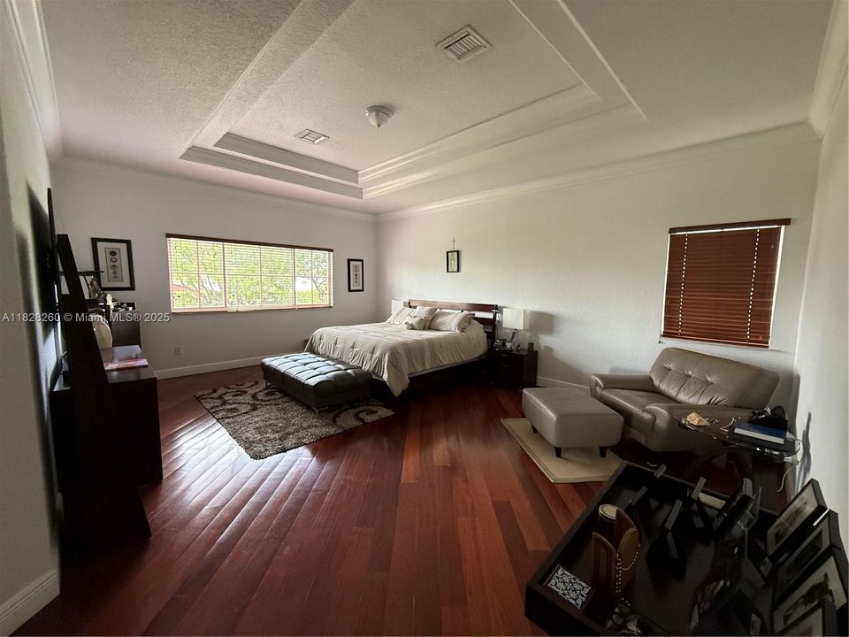 Под контрактом: $1,225,000 (5 спален, 3 ванн, 3548 Квадратных фут)