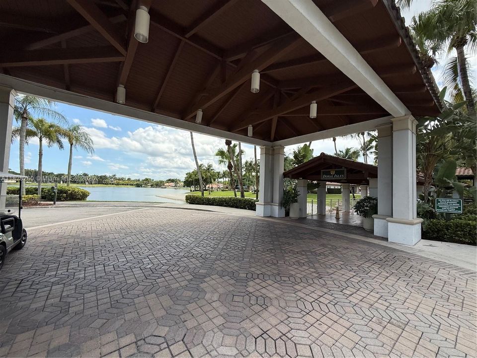 Под контрактом: $1,225,000 (5 спален, 3 ванн, 3548 Квадратных фут)