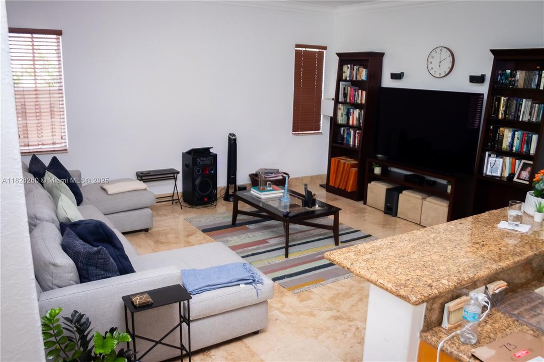 Под контрактом: $1,225,000 (5 спален, 3 ванн, 3548 Квадратных фут)